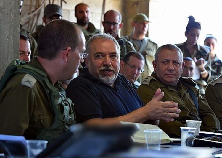 Mientras supervisa ejercicios de guerra en Gaza, Liberman dice que Israel derrotará a cualquier enemigo