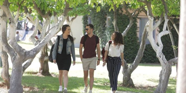 Programa único prepara a los estudiantes israelíes para carreras profesionales de consultoría