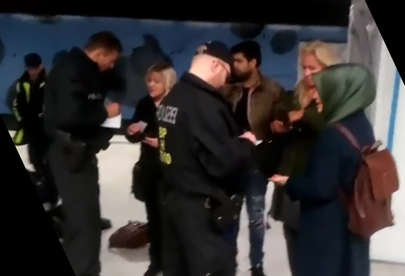La policía pregunta a los testigos del doble asesinato en la estación de metro de Jungfernstieg en Hamburgo, Alemania. (Fuente de la imagen: captura de pantalla del video de Daniel J./Heinrich Kordewiner)