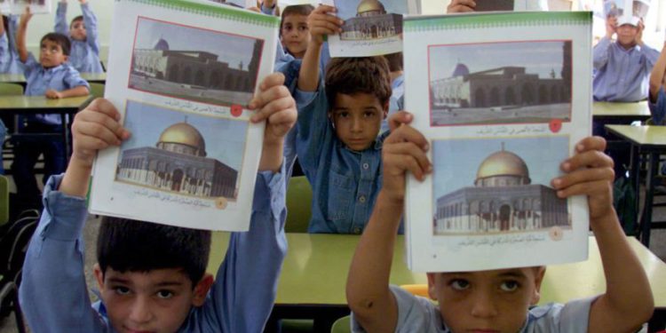 Gran Bretaña encabezará revisión sobre incitación contra Israel en libros de texto palestinos