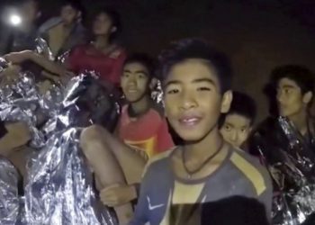 Mineros chilenos aconsejan a niños tailandeses sobre la fama repentina