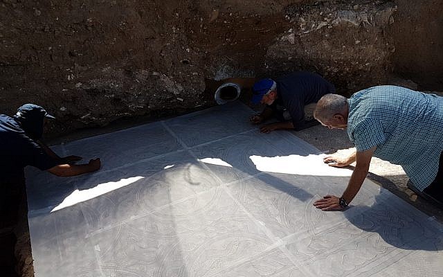 Los expertos en conservación se preparan para eliminar la sección recién expuesta del mosaico de Lod para la conservación. Cuando se erija el Centro de Visitantes, se mostrará el mosaico. (Raleb Abu Diab, AAI)