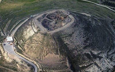 Una vista aérea de Herodium, el sitio del Palacio del Rey Herodes y la tumba funeraria del rey, cerca de Belén en Cisjordania. (crédito de la foto: Wikimedia Commons)
