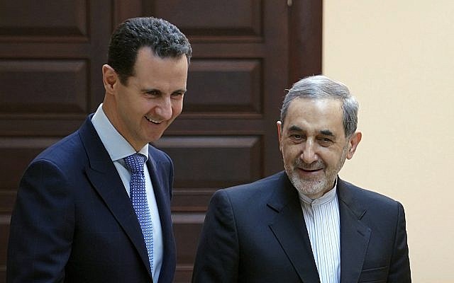 El presidente sirio Bashar Assad (izquierda) se reúne con Ali Akbar Velayati, asesor del líder supremo iraní, Ali Khamenei, en Damasco, Siria, el jueves 12 de abril de 2018. (SANA vía AP)