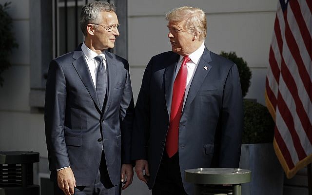 El presidente de Estados Unidos, Donald Trump, a la derecha, habla con el Secretario General de la OTAN, Jens Stoltenberg, a la izquierda, antes de su desayuno, el 11 de julio de 2018 en Bruselas, Bélgica. (AP Photo / Pablo Martinez Monsivais)