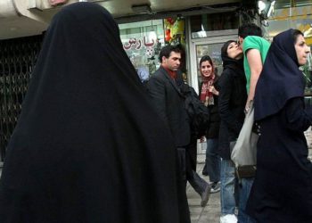 Mujer iraní que se sacó el velo por protesta recibe una sentencia de 20 años