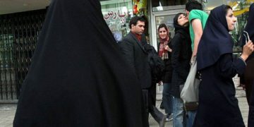 Mujer iraní que se sacó el velo por protesta recibe una sentencia de 20 años