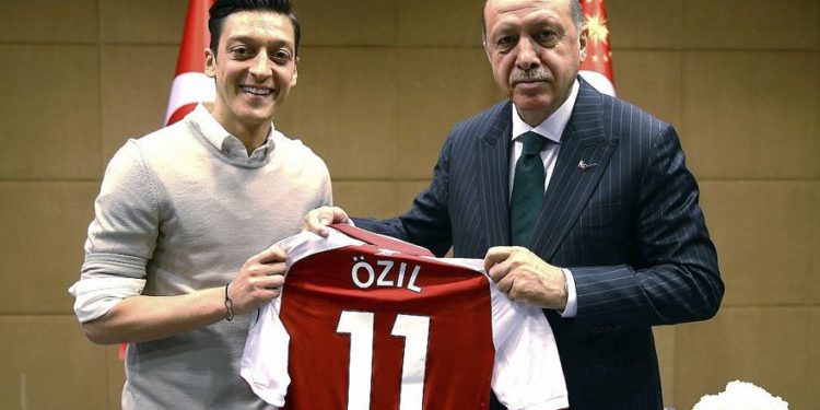 Mesut Özil: de ser el chico portada de la integración alemana a ser el centro de una tormenta racista