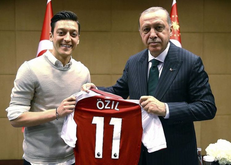 Mesut Özil: de ser el chico portada de la integración alemana a ser el centro de una tormenta racista