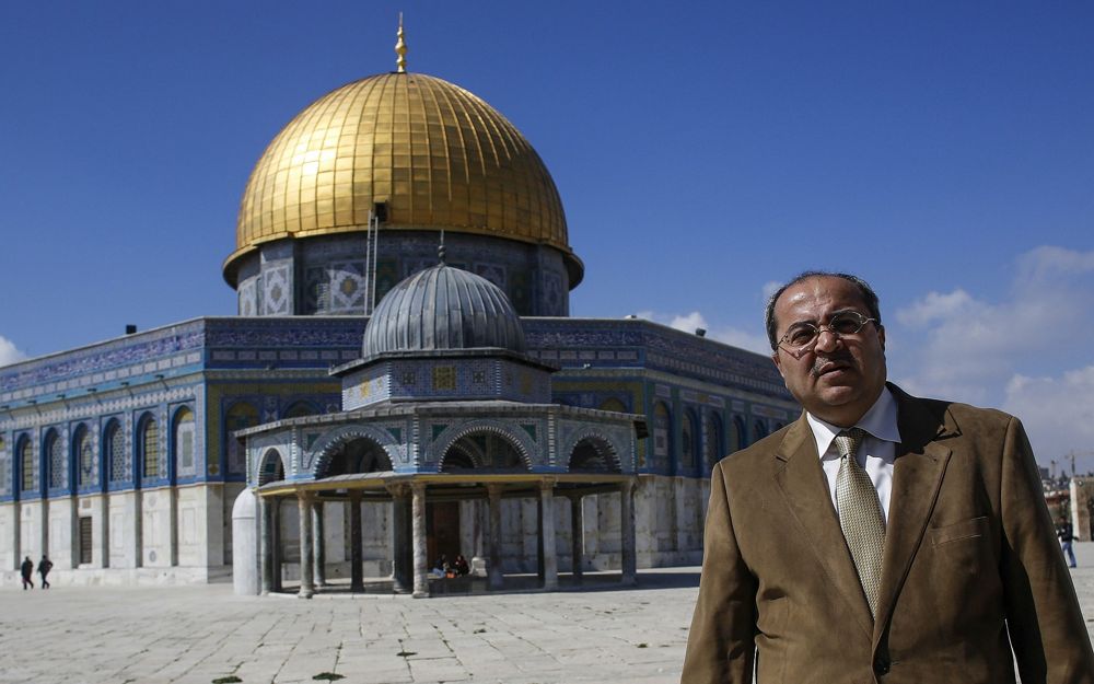 El MK árabe Ahmad Tibi en el Monte del Templo en la Ciudad Vieja de Jerusalén el 25 de febrero de 2014. (Sliman Khader / Flash 90)