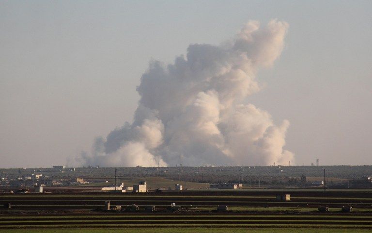 Una imagen tomada desde una zona de los rebeldes muestra el humo en el área de Al-Nayrab, cerca de Idlib, luego de los ataques aéreos del gobierno sirio informados el 22 de enero de 2017. (AFP Photo / Omar Haj Kadour)