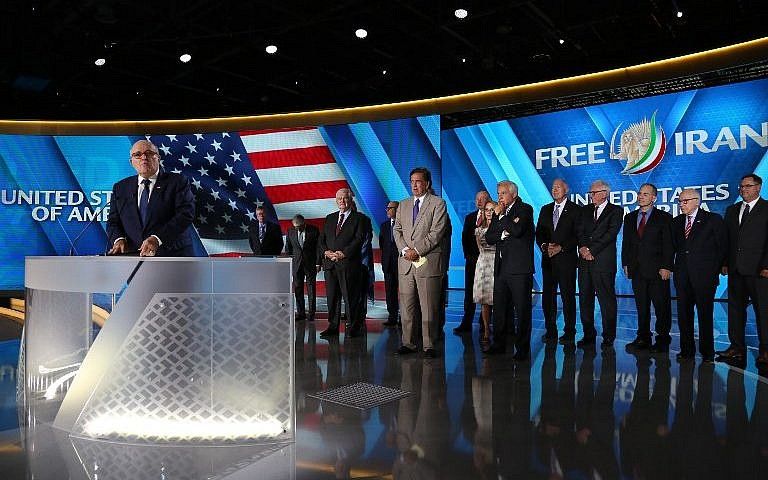 El ex alcalde de Nueva York Rudy Giuliani pronunció un discurso durante el evento “Irán libre 2018 - la alternativa” organizado por un grupo de oposición iraní el 30 de junio de 2018, en Villepinte, al norte de París. (AFP Photo / Zakaria Abdelkafi)