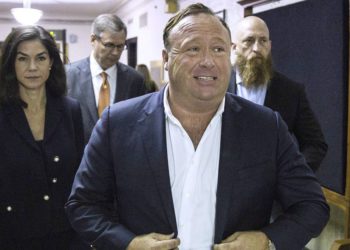 Facebook suspende la cuenta del teórico de la conspiración Alex Jones