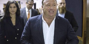 Facebook suspende la cuenta del teórico de la conspiración Alex Jones
