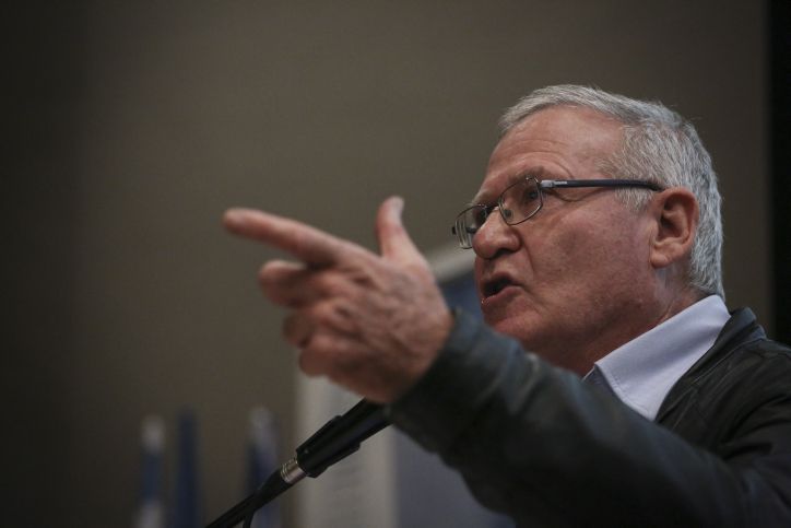 El ex jefe de inteligencia militar Amos Yadlin habla en un evento en Jerusalén el 22 de febrero de 2015. (Hadas Parush / Flash 90)