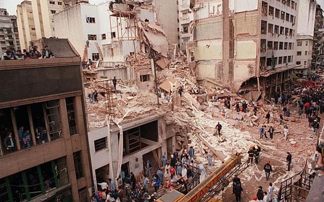 Las secuelas del bombardeo de AMIA de 1994 en Buenos Aires (Periódico La Nación (Argentina / Wikipedia Commons)