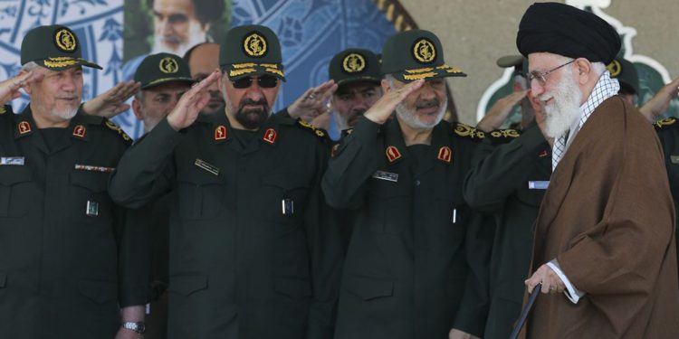 En esta imagen publicada por un sitio web oficial de la oficina del líder supremo iraní el 20 de mayo de 2015, el líder supremo Ayatollah Ali Khamenei, a la derecha, llega a la ceremonia de graduación de los oficiales de la Guardia Revolucionaria, mientras el vicecomandante de la Guardia Revolucionaria, Hossein Salami, segundo a la derecha, ex comandantes de la Guardia Revolucionaria Mohsen Rezaei, segundo a la izquierda, y Yahya Rahim Safavi lo saludan en Teherán, Irán. (Oficina del Líder Supremo iraní a través de AP)
