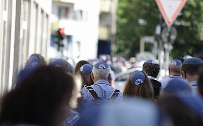 Un 'kippah walk' en Berlín mostrando solidaridad con los judíos en la capital alemana el 15 de julio de 2018 (JFNA Marketing via JTA)