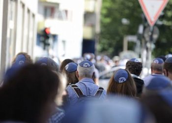 Judíos estadounidenses lideran caminata de solidaridad Kipá en corazón de Berlín