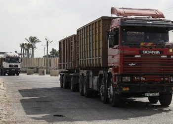 Se ven camiones en la entrada del cruce Kerem Shalom, el principal punto de paso para los bienes que ingresan a Gaza, en la ciudad de Rafah, al sur de la Franja de Gaza, el 17 de julio de 2018. (AFP / Said Khatib)