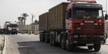 Se ven camiones en la entrada del cruce Kerem Shalom, el principal punto de paso para los bienes que ingresan a Gaza, en la ciudad de Rafah, al sur de la Franja de Gaza, el 17 de julio de 2018. (AFP / Said Khatib)