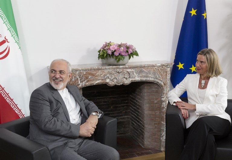 El canciller iraní Mohammad Javad Zarif (izq.) Se reúne con la Jefa de Política Exterior de la Unión Europea, Federica Mogherini, para discutir el acuerdo nuclear de Irán, el 15 de mayo de 2018 en la sede de la UE en Bruselas. (AFP PHOTO / POOL / Thierry Monasse)