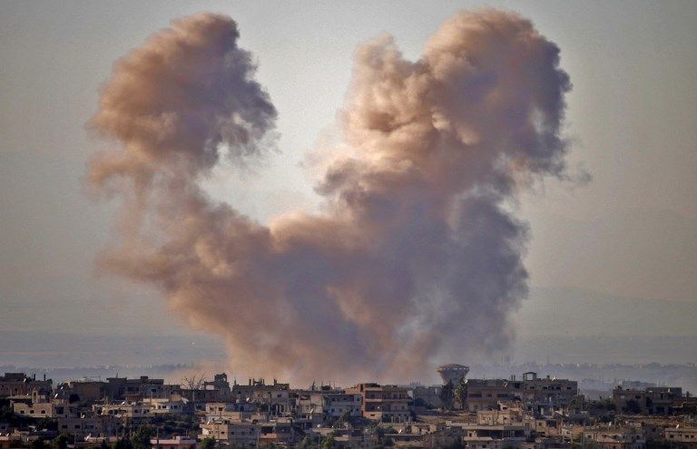 El humo se eleva por encima de las zonas de la provincia de Daraa, mantenidas por la oposición, durante los ataques aéreos de las fuerzas del régimen sirio el 27 de junio de 2018. (Mohamad ABAZEED / AFP)