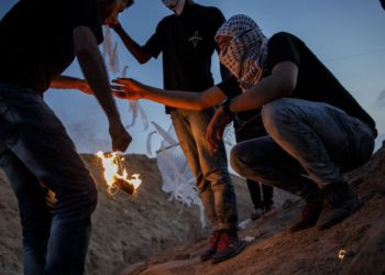 Dos globos incendiarios detonan cerca de la frontera con Gaza