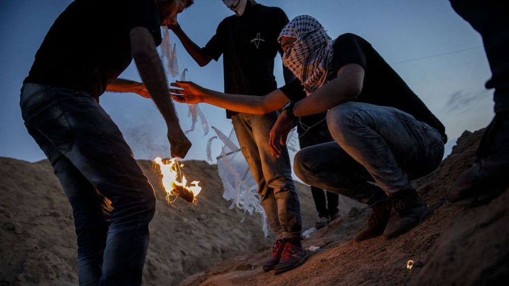 Dos globos incendiarios detonan cerca de la frontera con Gaza