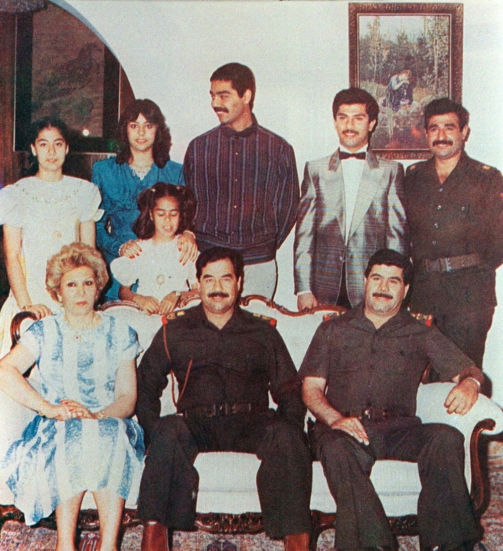 El dictador Saddam Hussein junto a su familia