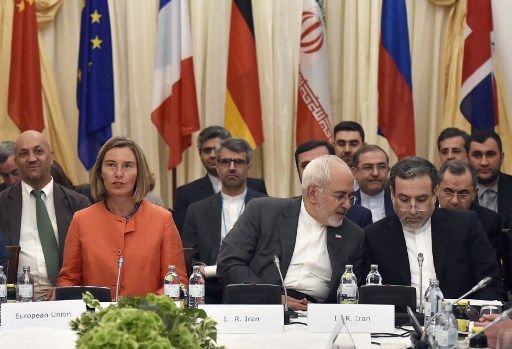Alta Representante de la Unión Europea para Asuntos Exteriores Federica Mogherini (L); el Ministro de Asuntos Exteriores iraní Mohammad Javad Zarif (C) y el diputado político del Ministerio de Asuntos Exteriores de Irán, Abbas Araghchi, participan en una reunión ministerial del Plan Integral de Acción (JCPOA) sobre el acuerdo nuclear de Irán el 6 de julio de 2018 en Viena. Austria. (AFP / APA / Hans Punz)
