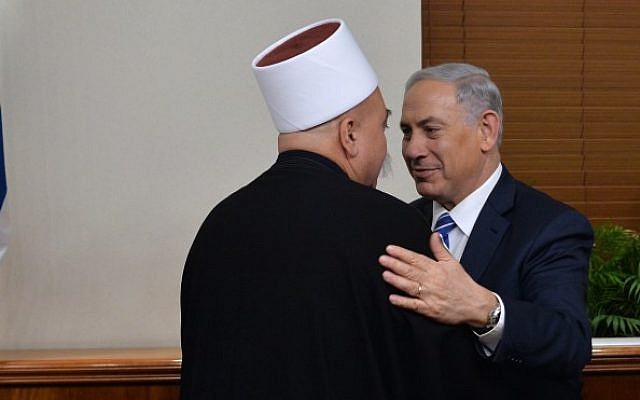 El primer ministro Benjamin Netanyahu se reúne con Sheikh Muwaffak Tarif, líder espiritual de la comunidad drusa en Israel, en Jerusalén el 26 de noviembre de 2014. (Kobi Gideon / GPO)