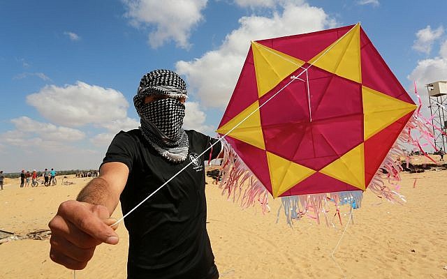 Archivo: manifestantes palestinos vuelan una cometa cargada con un dispositivo incendiario hacia Israel durante una manifestación a lo largo de la frontera con Israel al este de Rafah en el sur de la Franja de Gaza, el 29 de junio de 2018 (Abed Rahim Khatib / Flash90)