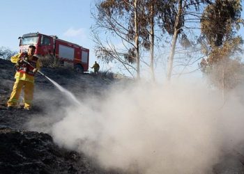 Gran incendio provocado por cometa enviada desde Gaza estalla fuera del kibutz israelí