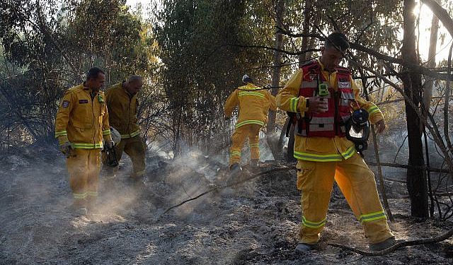 Bomberos israelíes extinguen un incendio en el embalse de Shikma causado por cometas voladas por palestinos, cerca de la frontera con la Franja de Gaza, el 5 de julio de 2018. (Edi Israel / Flash90)