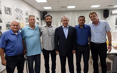 El primer ministro Benjamin Netanyahu, tercero desde la derecha, se reúne con los jefes de las autoridades locales de las comunidades fronterizas de la Franja de Gaza durante una visita a Sderot el 16 de julio de 2018. (Haim Zach / GPO)