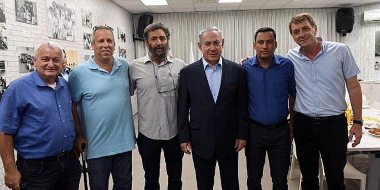 Netanyahu visita frontera de Gaza devastada por incendios, advierte una larga campaña