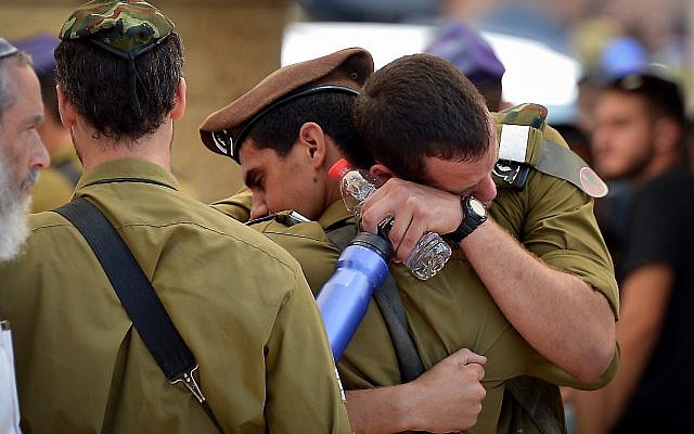 Amigos y familiares asisten al funeral de FDI Sgt Aviv Levi de la Brigada Givati ​​en Petah Tikva el 22 de julio de 2018. (Avi Dishi / FLASH90)