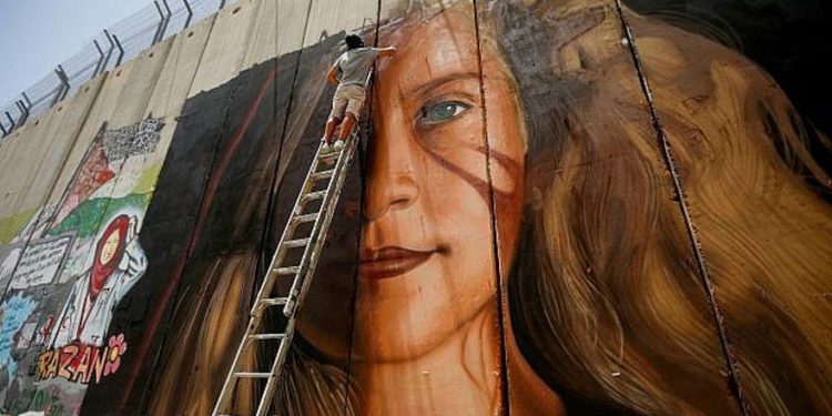 Israel expulsará a artistas italianos que pintaron mural gigante de Ahed Tamimi