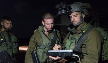 Oficiales de las FDI en los Altos del Golán dirigiendo una operación el 28 de junio de 2018 para proporcionar ayuda humanitaria a los refugiados sirios en campamentos de campaña en el sudoeste de Siria. (Fuerzas de Defensa de Israel)