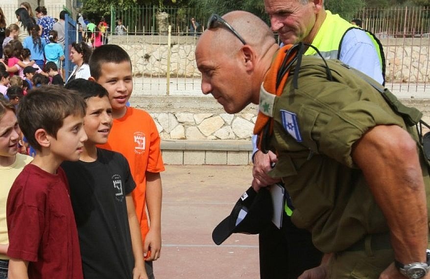 Un oficial del Comando de Frente Interno habla con los estudiantes durante un simulacro de emergencia en una escuela israelí, octubre de 2012. (Oren Nahshon / Flash 90)