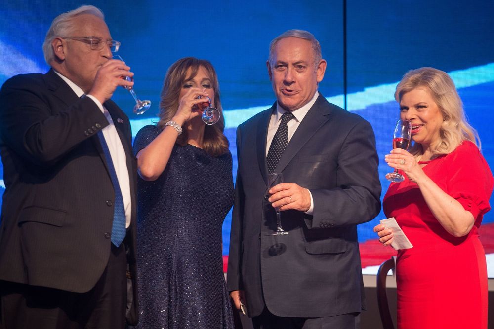 Desde la izquierda, el embajador de Estados Unidos en Israel David Friedman, su esposa Tammy Friedman, el primer ministro Benjamin Netanyahu y su esposa Sara Netanyahu brindan por la celebración del Día de la Independencia en Avenue in Airport City, el 3 de julio de 2018. (Miriam Alster / Flash 90)