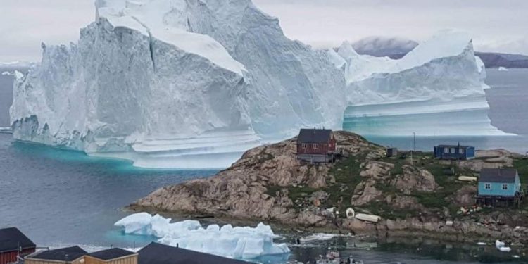 Gran iceberg frente a Groenlandia amenaza a los residentes locales