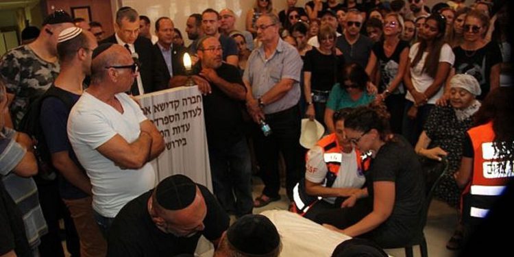 Elogiando a la víctima del atentado terrorista en su funeral, ministros culpan a la Autoridad Palestina