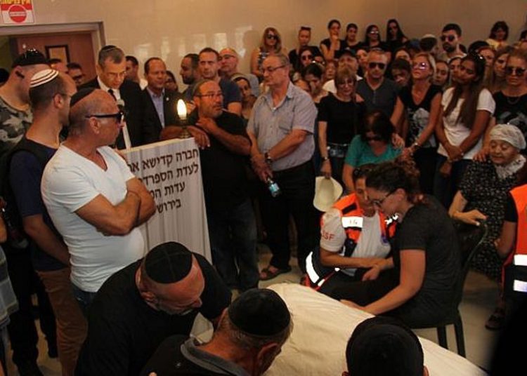 Elogiando a la víctima del atentado terrorista en su funeral, ministros culpan a la Autoridad Palestina