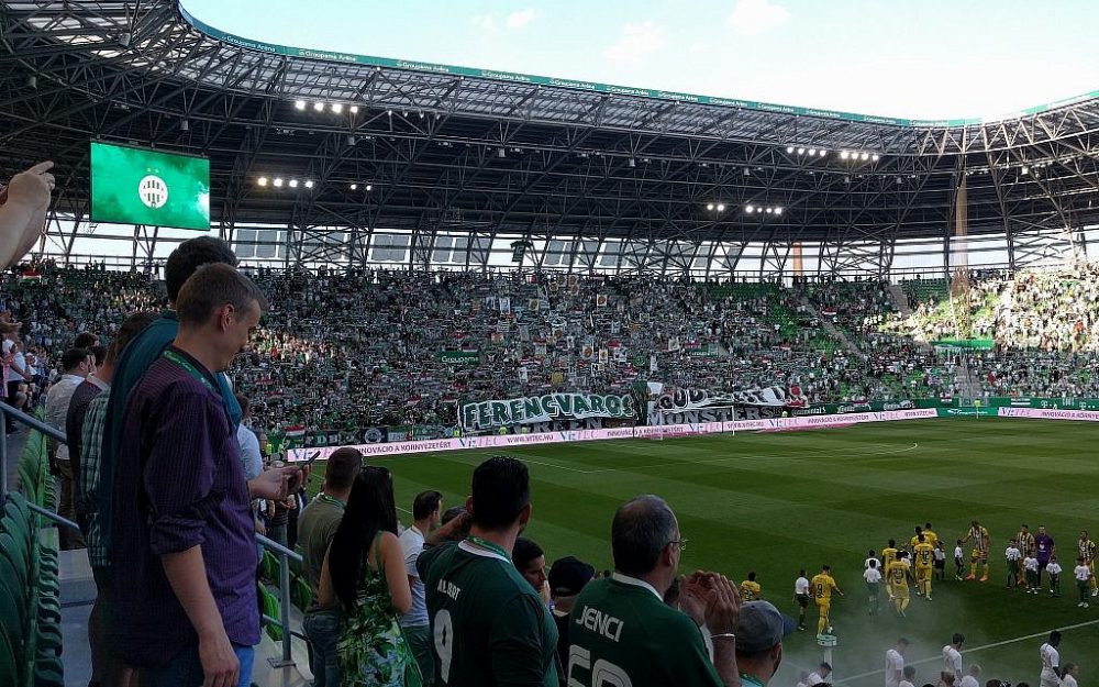 Los fanáticos húngaros llenan las gradas en el Groupama Arena de 22,000 espectadores en Budapest durante un partido de fútbol entre Ferencvaros Torna y Maccabi Tel Aviv, 12 de julio de 2018. (Yaakov Schwartz / Times of Israel)