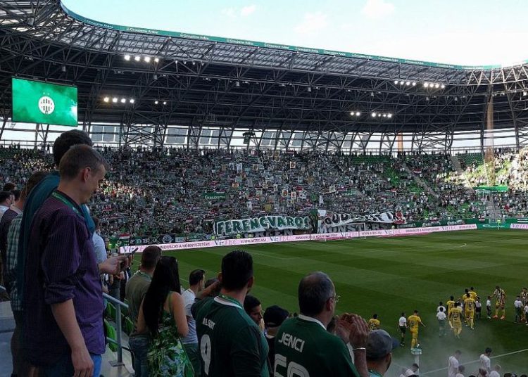 Desafiando a sus fanáticos nacionalistas, club de fútbol de Budapest echa fuera el antisemitismo