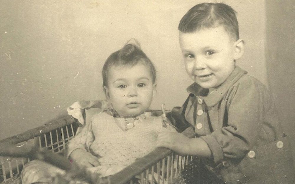 Miriam Dubi-Gazan, izquierda, con su hermano en 1945. (Cortesía de Dubi-Gazan / vía JTA)