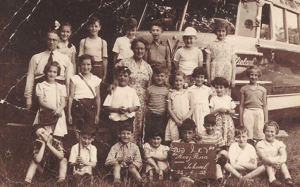 Miriam Dubi-Gazan, justo en la primera fila, posa con sus compañeros en la escuela primaria judía Rosj Pina en Amsterdam, el 25 de junio de 1953. (Cortesía de Dubi-Gazan / vía JTA)