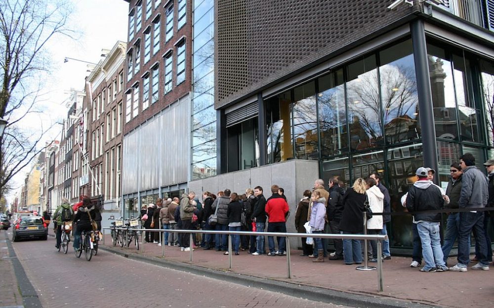 Los visitantes esperan para ingresar al museo de Ana Frank en Amsterdam, el 29 de marzo de 2008. (Massimo Catarinella / Wikimedia Commons / via JTA)